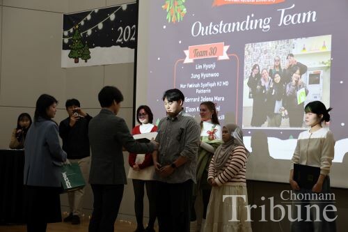 Outstanding Buddies receive an award during the farewell ceremony.
