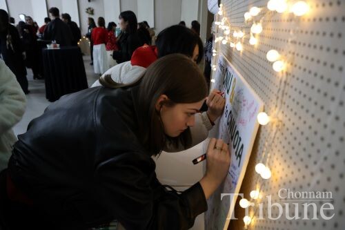International students write their comments about CNU and CNUOIA on the bulletin boards.