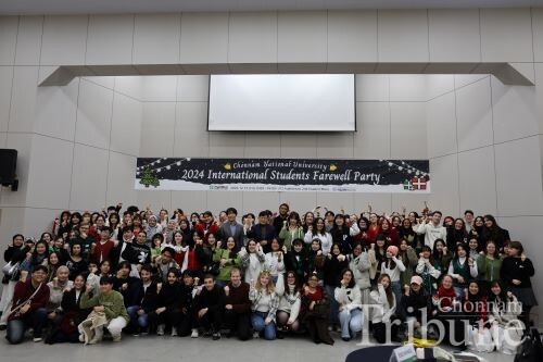 Incoming exchange students and their buddies pose for a picture before the 2024 fall farewell ceremony on Dec. 13.