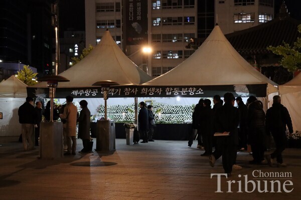 A memorial altar has been placed at May 18 Democracy Square in Gwangju for victims of the Jeju Air crash.