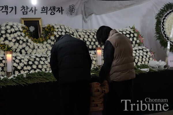 A family pays a silent tribute at a joint memorial altar installed at the May 18 Gwangju Democracy Square, on Jan. 2.