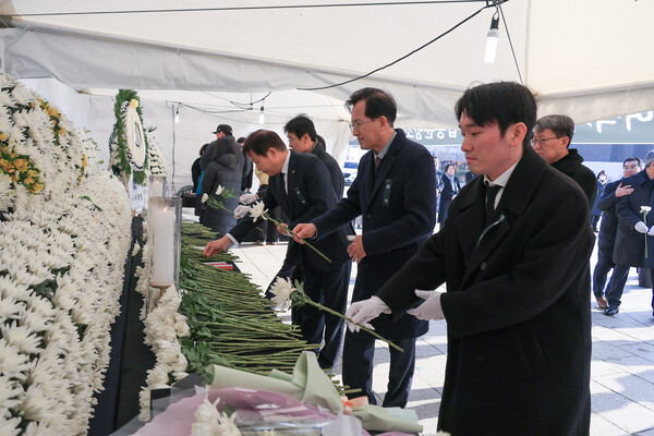 President Jung Sungtaek, 2025 General Student Council President Shin Seung-hwan, and other officials lay a wreath at a joint memorial altar for the victims of the Jeju Air crash, placed at May 18 Democracy Square in Gwangju.