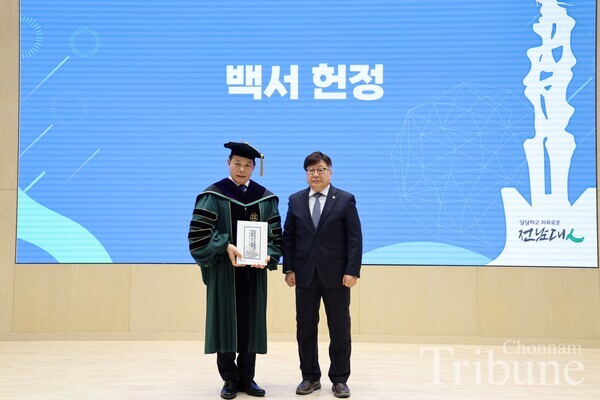 Kim Byoung-in, a vice president gives a white paper to Jung Sungtaek.