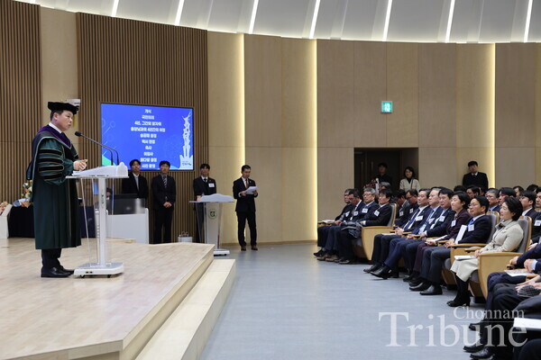 Attendees listen to Jung Sungtaek's farewell speech.