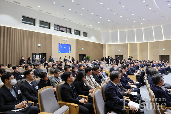 Many people attend the ceremony to celebrate Jung Sungtaek's farewell.