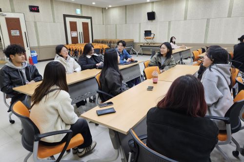 Outgoing exchange students for the fall 2025 share their opinions in the orientation session.