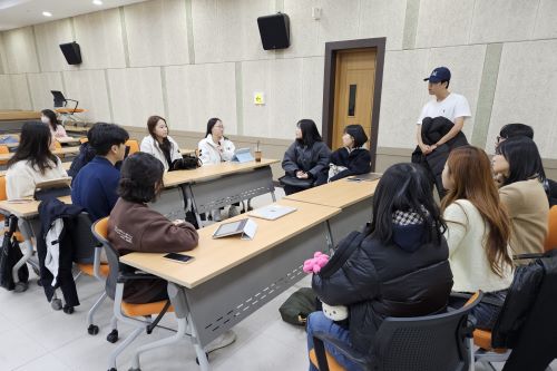 Outgoing exchange students for the fall 2025 share their opinions in the orientation session.