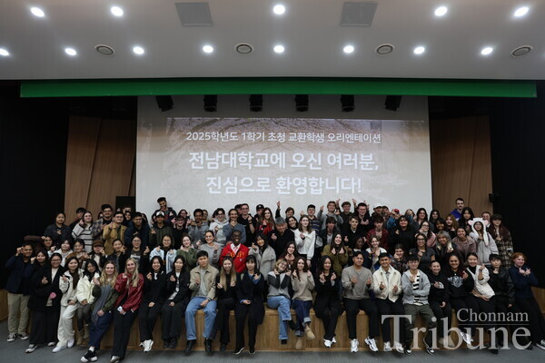 Incoming exchange students pose for a picture during the orientation session on Feb. 28.