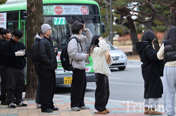 Students wait for the bus at the CNU bus stop.