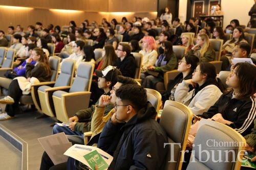 Incoming exchange students attend an orientation session at Cosmos Hall in the College of Engineering 4 building on Feb. 28.