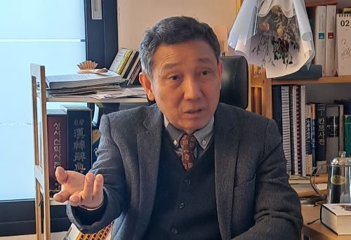 Emeritus Professor Kim Sang-bong speaks during an interview. Photo: Ghil Publisher