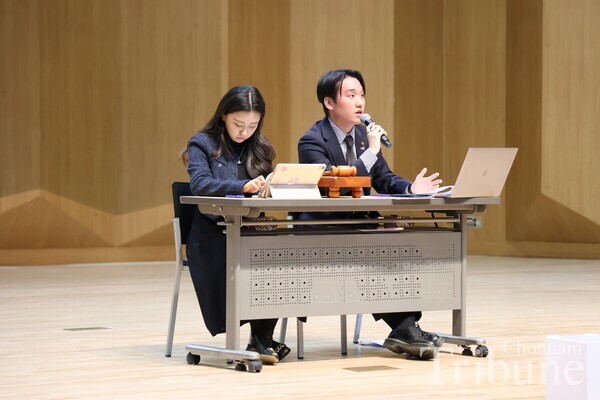 GSC president Shin Seung-hwan answers an inquiry about the GSC's activity reports.