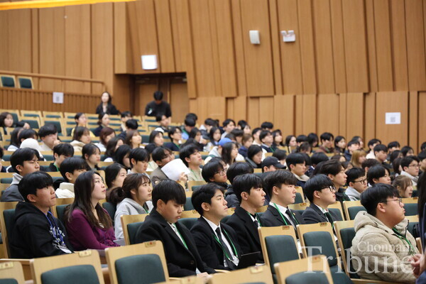 Many student representatives join the Student Representative Meeting.