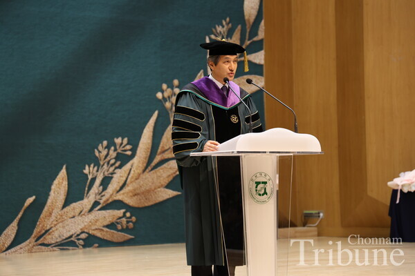 CNU President Lee Keun-bae delivers a inaugural speech at Minjumaru.