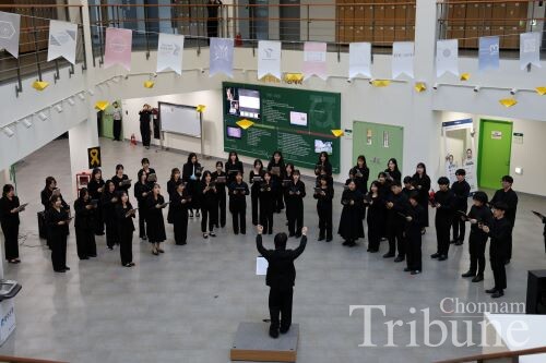 The choir, composed of the students of the Department of Music Education, performs commemorative songs on April 16.