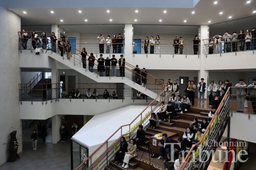 The audience listens to commemorative songs.