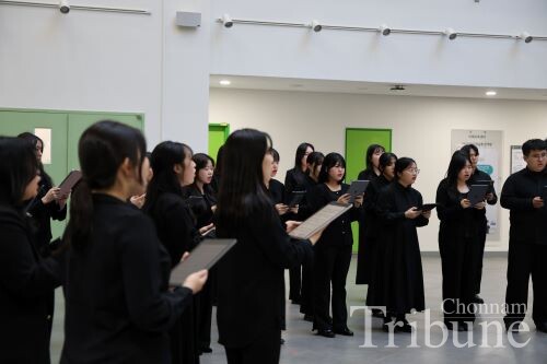 The choir performs commemorative songs on April 16.