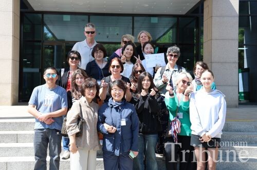 French students, who learn Korean at Dijon Hangeul School (Ecole coréenne de Dijon) in France, pose for the picture in front of the a before the campus tour.