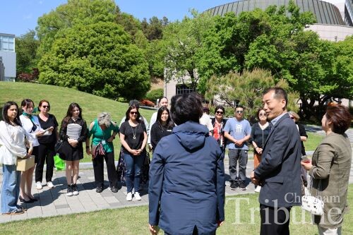 French students listen to the introduction of a professor from the Department of French Language and Literature during the campus tour.