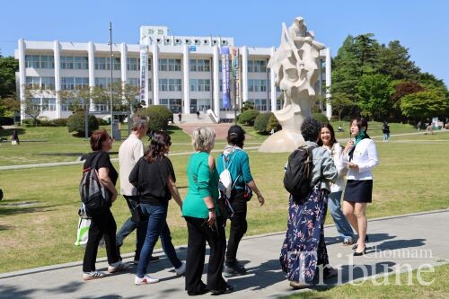 French students pass through 5.18 Square, listening to the ambassador's explanation