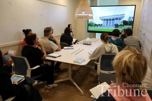 French students attend a CNU admission briefing organized by the Office of International Affairs.