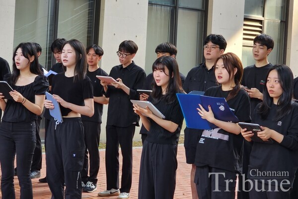 Students rehearse for the semester’s final Choral Discovery performance at Education Convergence Building’s underground courtyard on June 7, 2024.