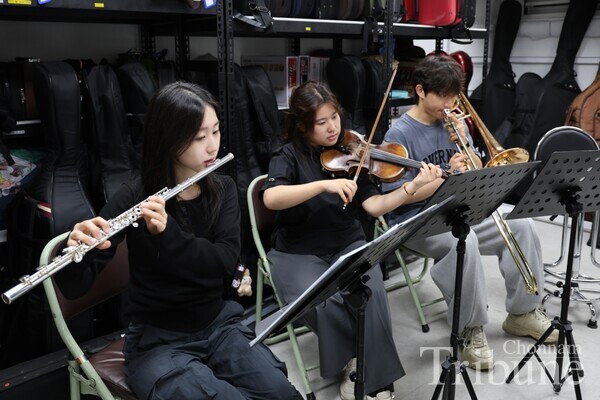 CNUO members practice in an ensemble at Student Union 1 on May 9.