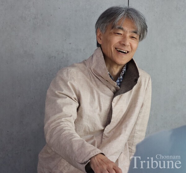 Professor Emeritus Kim Mun-soo speaks during an interview.