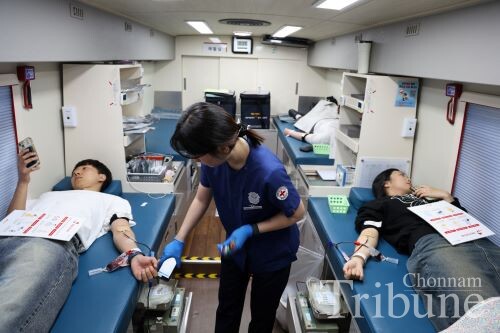 Students participate in a relay blood donation campaign on May 14.