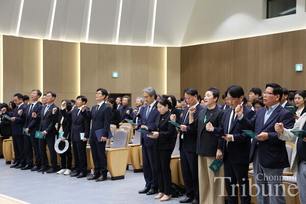 Attendees sing March for the Beloved at the end of the ceremony.