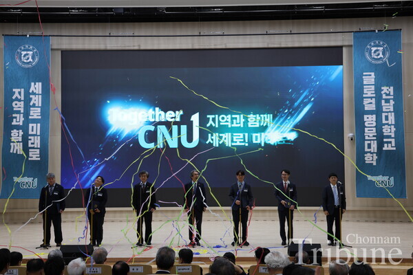 Representatives of the university celebrate the ceremony.