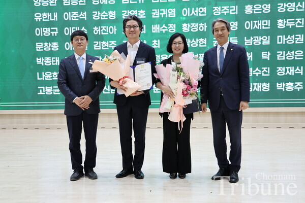 Winners of the Faculty and Staff Excellence Award pose for a picture.