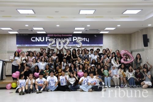 International students pose for a picture before the 2025 spring farewell party on June 9.