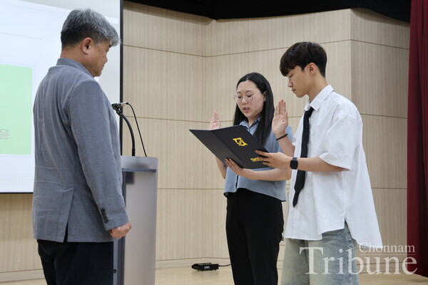 Student representatives of the program read the oath.