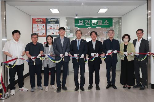 CNU members, including President Lee Keun-bae (fifth from the left) and General Students Council President Shin Seung-hwan (sixth from the left), celebrate its mental health clinic with a ribbon-cutting ceremony on June 4. / Photo:  Public Relations Office