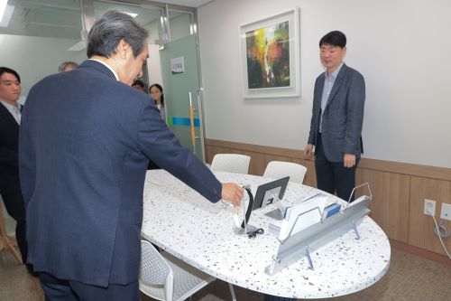 CNU President Lee Keun-bae (left) conducts an on-site tour of the medical facilities at the mental health clinic on June 4. / Photo:  Public Relations Office