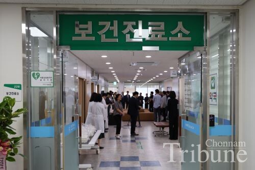 Ceremony attendees conduct an on-site tour of the medical facilities at the mental health clinic on June 4.