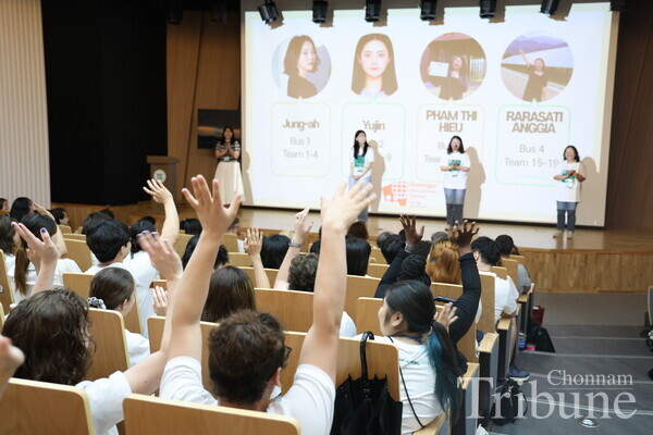 Students welcome Pham Thi Hieu, one of the staff members of the GIC.
