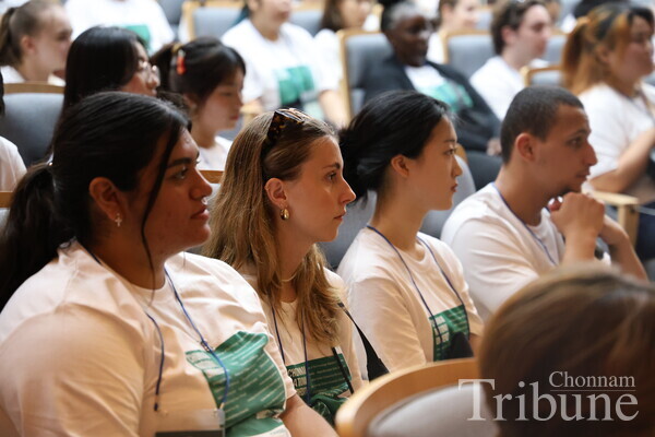 International students listen to the congratulatory speech at the orientation.