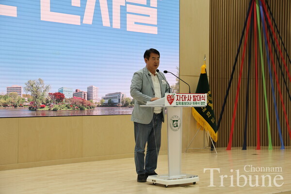 Lee Jeong-seon, the superintendent of education in Gwangju, conveys his speech about local universities and the new campaign on the stage.