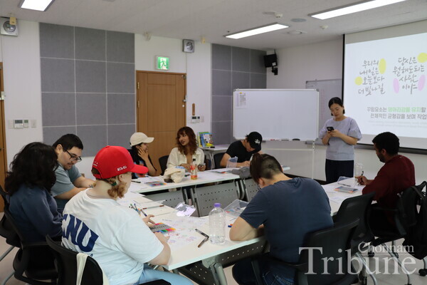 The entire classroom during the calligraphy class.