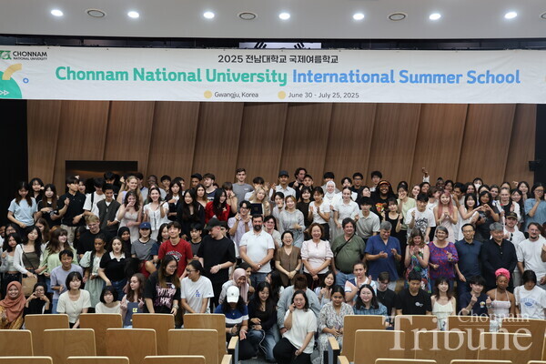 Participants of the 2025 CNU ISS program pose for a picture at the farewell ceremony.