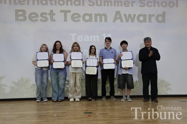 Team 11 receives the best team award at the farewell ceremony.