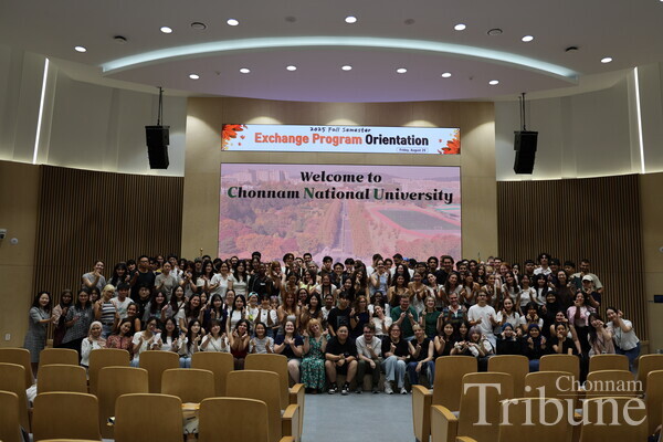 An orientation for foreign exchange students took place at Yongbong Hall on August 29.