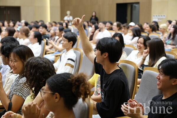 An attendee is happy to have answered the quiz correctly and gives a thumbs up.