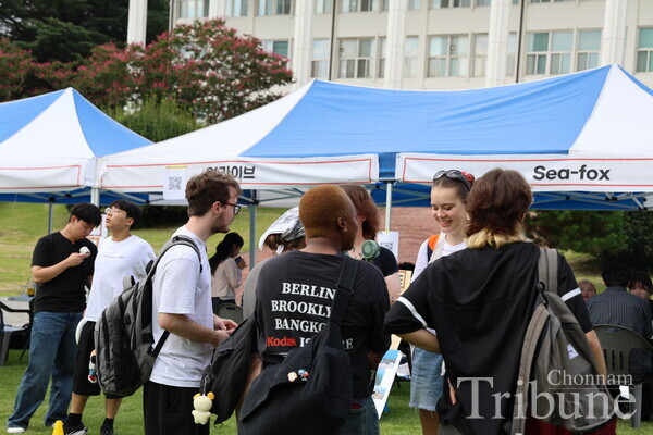 International students explore campus clubs during the fair.