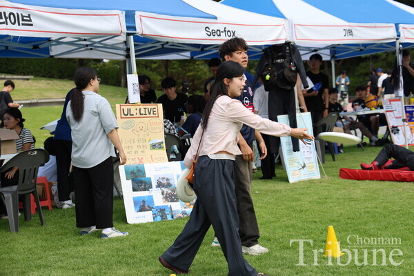 A student plays Ultimate Frisbee during the club fair event.