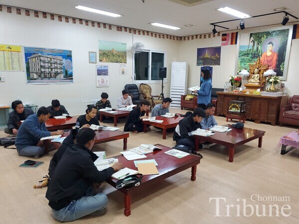 A Burmese temple in Gwangju organizes Korean language classes for employment visa holders on Aug. 24.