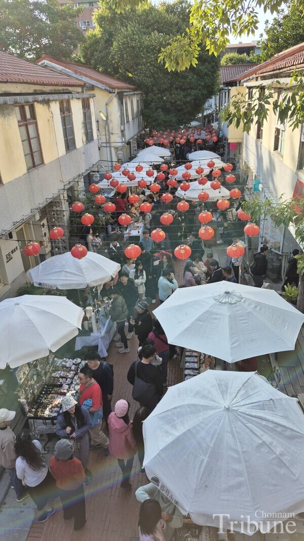 Visitors in Shenji New Village