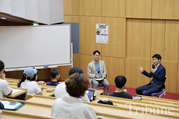 Kim Hak-jae engages in an open dialogue with participants during the closing session of the lecture.